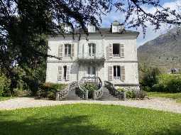 Handsome Empire Style Manor House with Beautiful Mountain Views, 30 minutes from Pau.